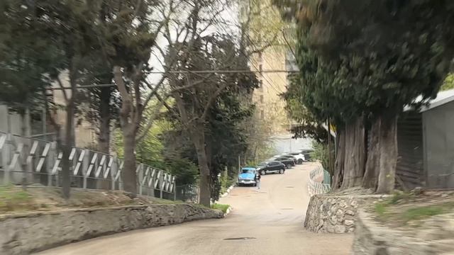 4 апреля - День рождения Ялты. Погода пасмурная, температура воздуха +13, ветра нет.