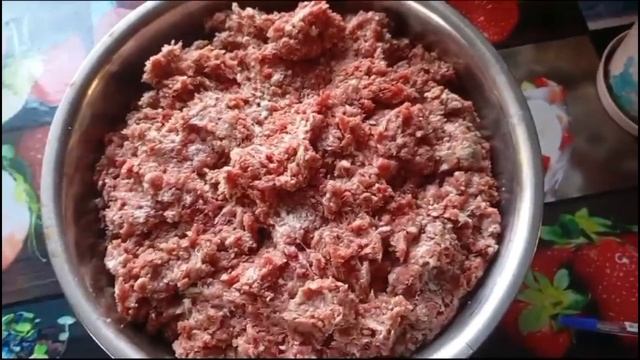 Готовлю фарш . Рецепт передаётся поколениями . Чтобы котлеты были мягкие и сочные !