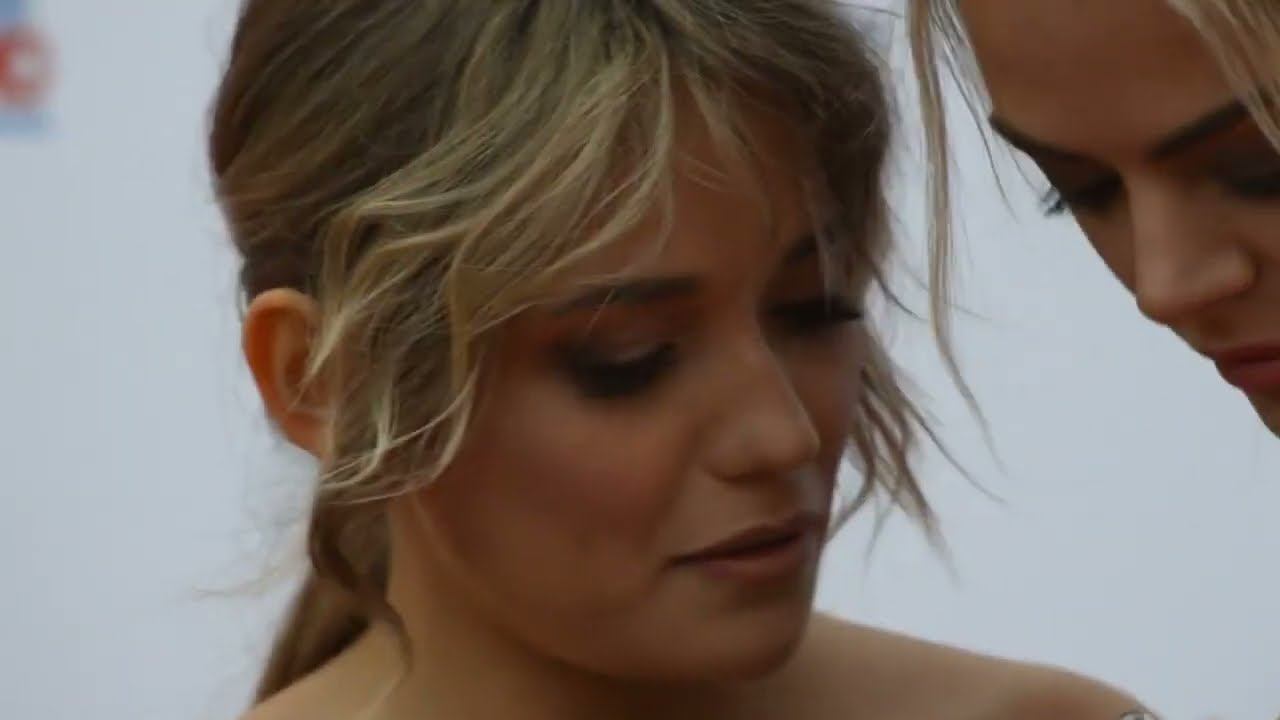 Гости кинофестиваля  на красной дорожке -- 2021.