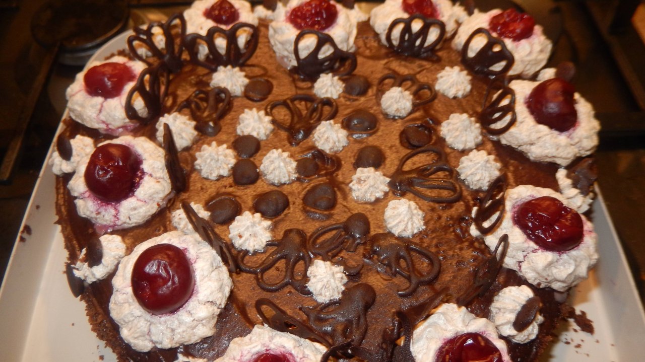 Рецепт.  Бисквитный торт.  Пьяная вишня.. Мой праздничный стол в день рождения.