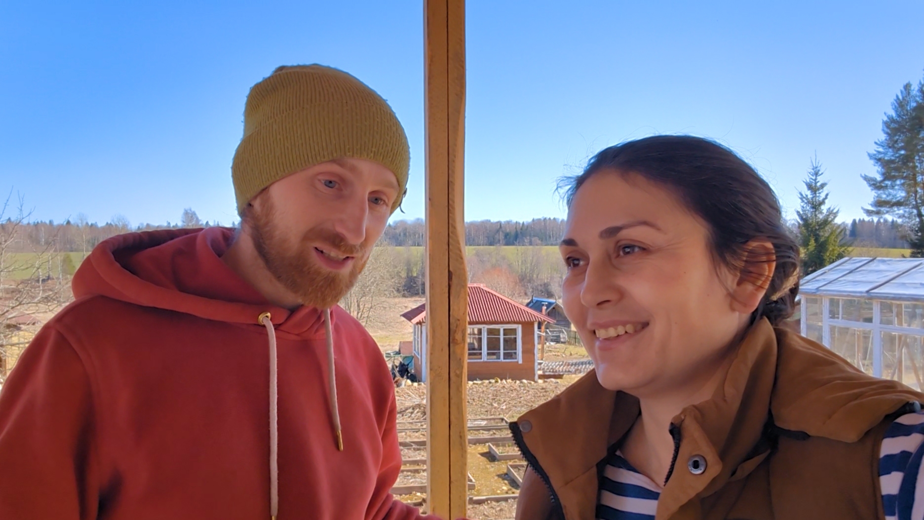 Деревенский огород и бетонные работы на стройке.