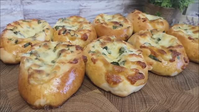 Булочки с сыром. Сырно чесночные лодочки . Дрожжевое тесто на молоке рецепт
