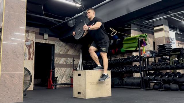 Приседаний на одной ноге стоя на коробке