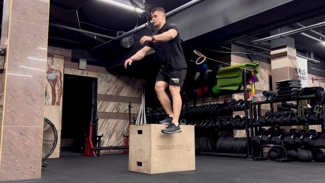 Приседания на одной ноге, стоя на коробке (без веса)