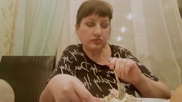 ПАША ВСТРЕТИЛ МЕНЯ С РАБОТЫ / ПРИГОТОВИЛ САЛАТ, КУПИЛ ПРОДУКТОВ/МУКБАНГ