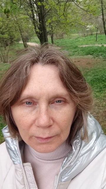 А жизнь продолжается,
И столько чудес – в ней совершается.
И каждый из нас – за счастье сражается.