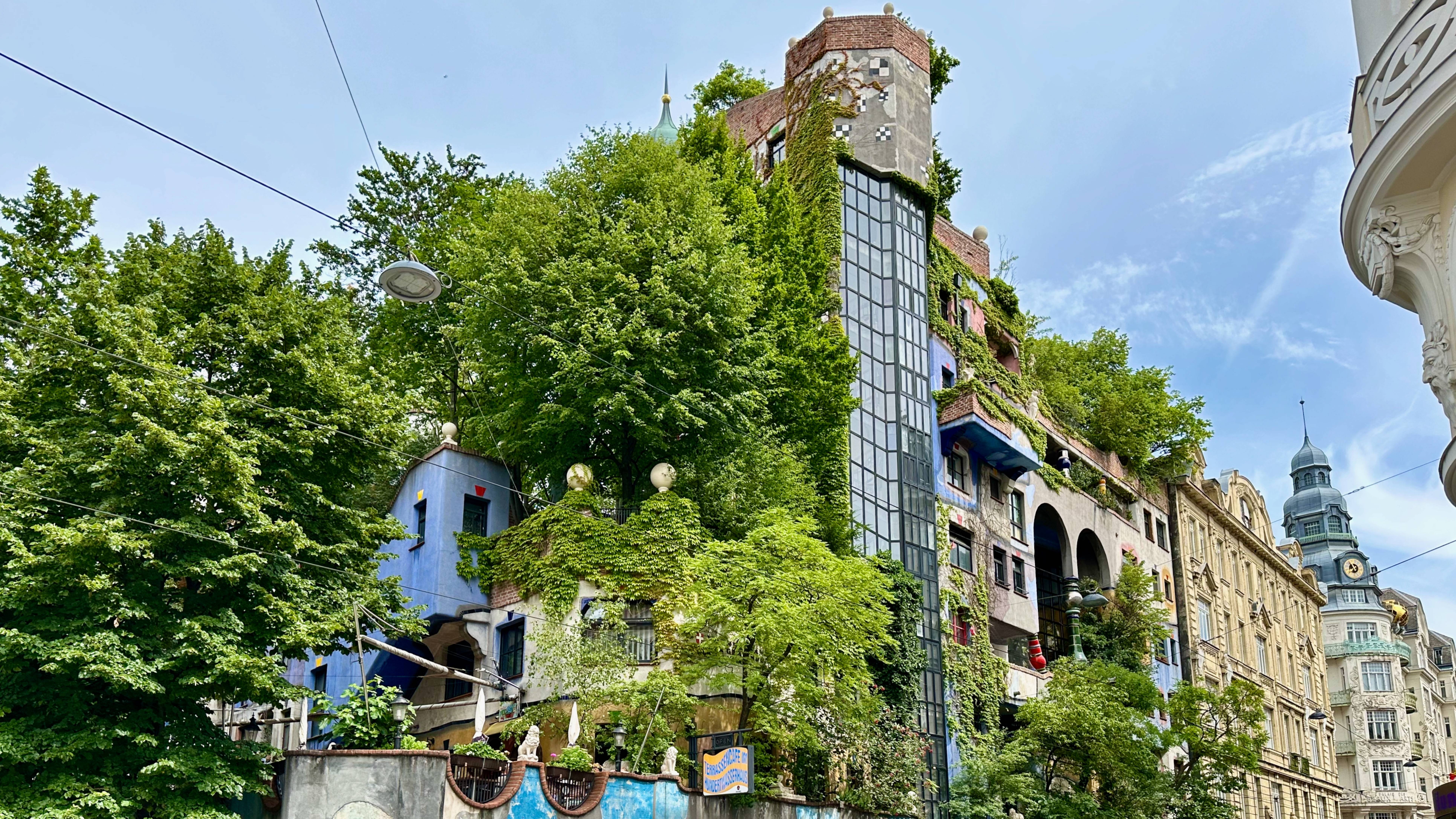 Конкурент домам Гауди - дом Хундертвассера