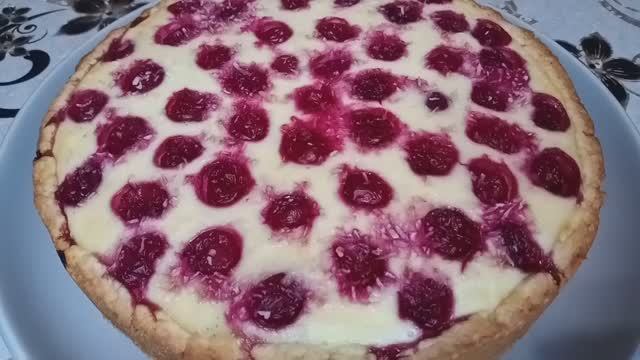 Творожный пирог с вишней.