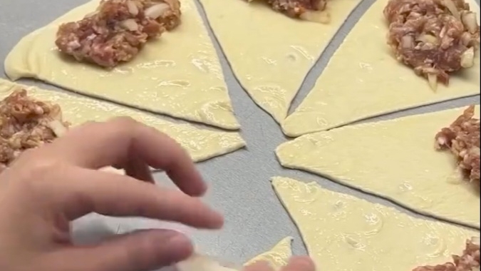 РОГАЛИКИ С МЯСОМ НА ОВОЩНОЙ ПОДУШКЕ