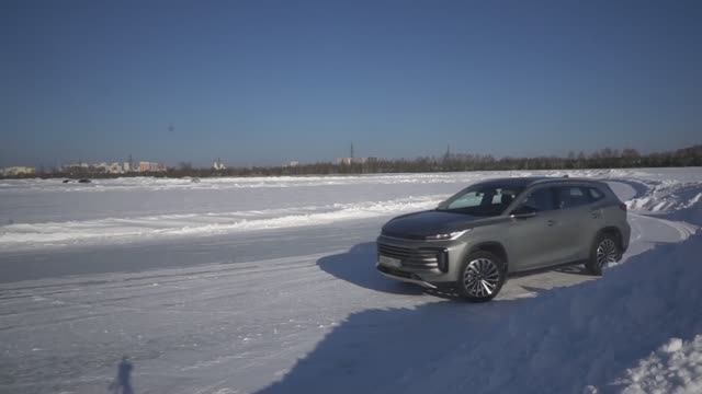 exeed txl как едет на спортивной ледовой трассе и по снегу в лесу