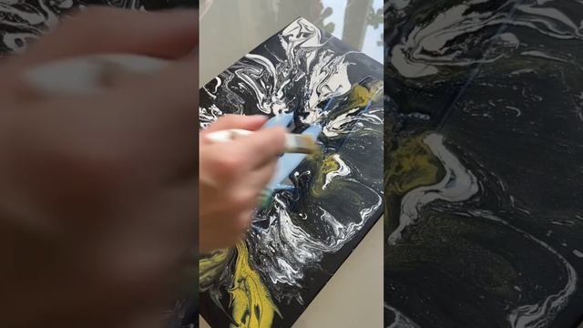 Покрываю картину в технике  флюид арт защитным лаком.