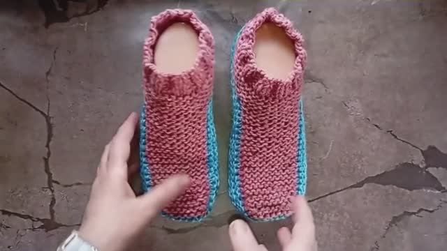 Тапочки для мамы . Довязала спинку джемпера и немного продвижения по платью