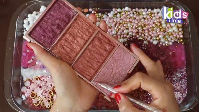 Смешиваем тени для век «Розовая Эльза» и макияж, детали, блёстки в слайм! Увлекательное видео со сла