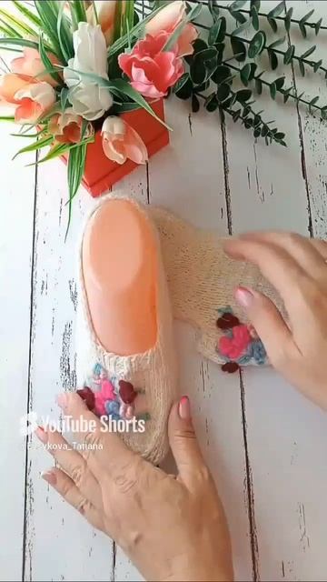 💥Тапочки следочки с вышивкой в стиле "Рококо"💥 Архивное видео с Ютуба🧶#следкиспицами #вязание