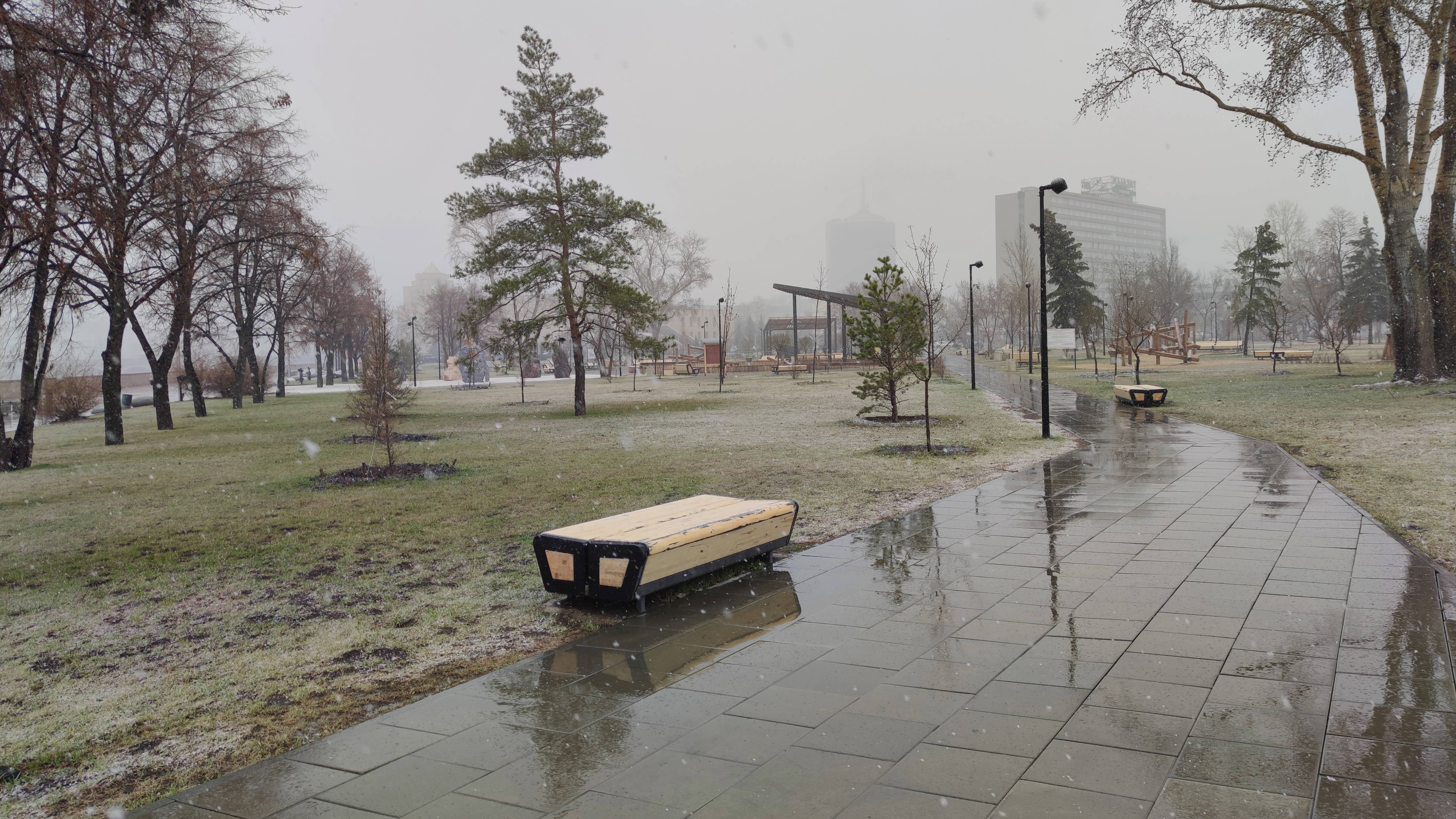 Челябинск.  Снег в апреле. Игра на гитаре без слов. 11.04.2025г