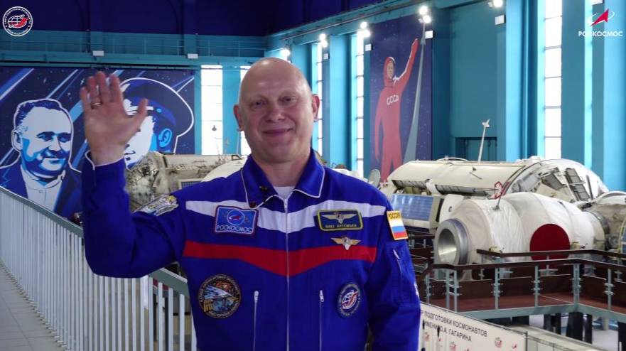Летчик-космонавт Олег Артемьев поздравил россиян с Днем космонавтики