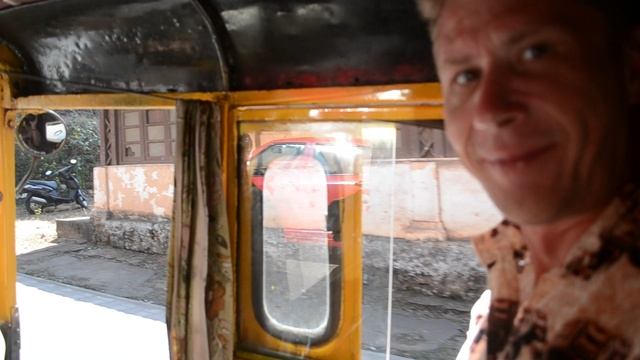 Залезли в тук- тук и куда то едемм!