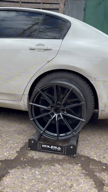 Infiniti G25 на примерке дисков в 19-ом диаметре