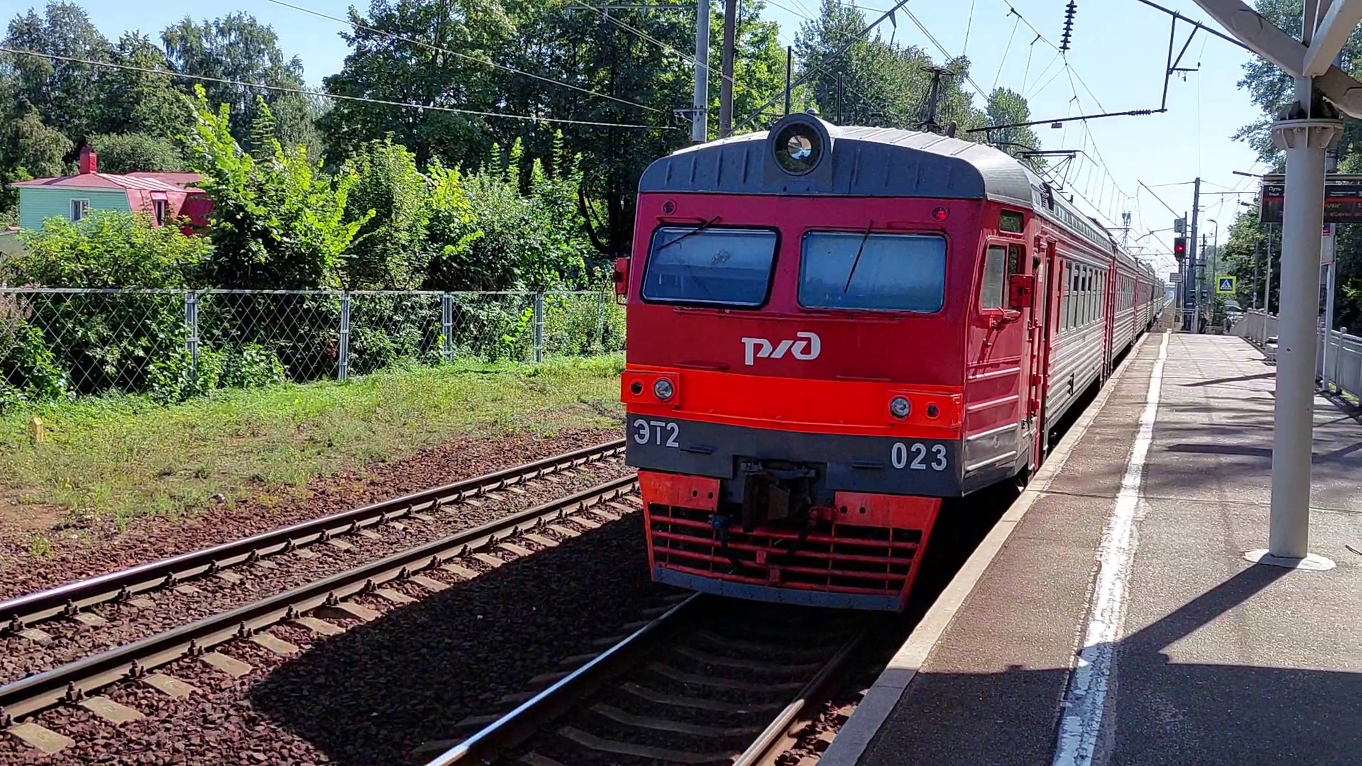 Электричка ЭТ2 прибывает на платформу "Озерки"