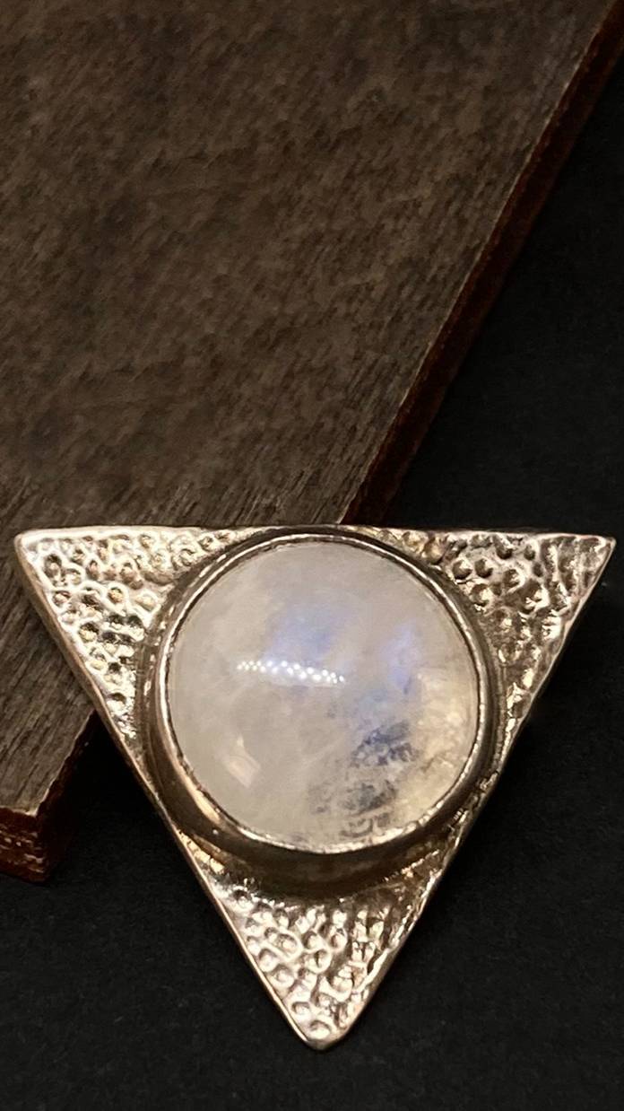 Серебряная подвеска с лунным камнем