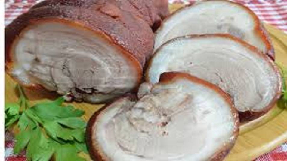 РУЛЕТ ИЗ СВИНОЙ РУЛЬКИ, СОЧНЫЙ И АРОМАТНЫЙ.