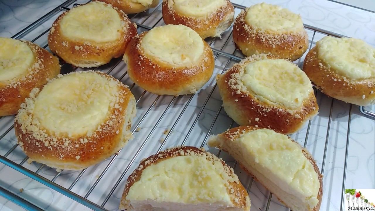 Рецепт ватрушек с творогом из дрожжевого теста. Сочная начинка и мягкое тесто!