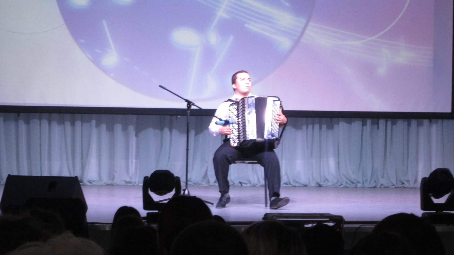 Студент виртуозно играет на аккордеоне!