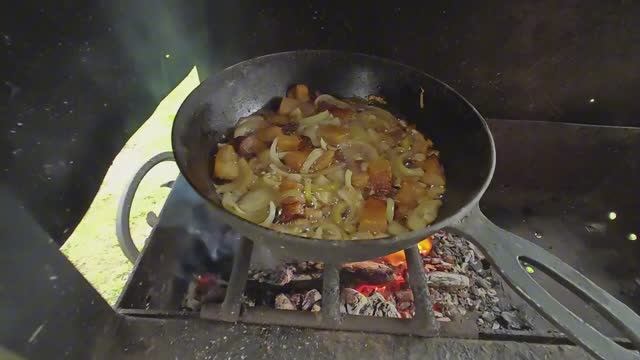 Яичница "МАКАКА" от Слова МАКАТЬ..Жарю на костре Дома..