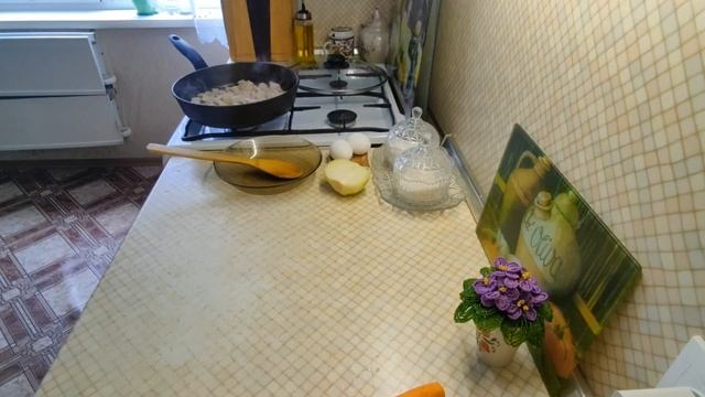 Гуляш из свинины с солеными огурцами.