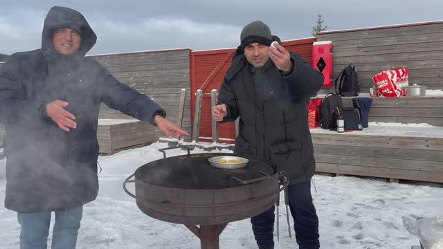 Яичница на гриле по ирански/ по армянски на горнолыжном курорте в Швеции.