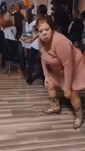 Танцуй пока молодая!😂