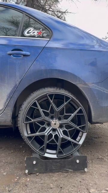 Skoda Rapid на примерке дисков в 17-ом диаметре