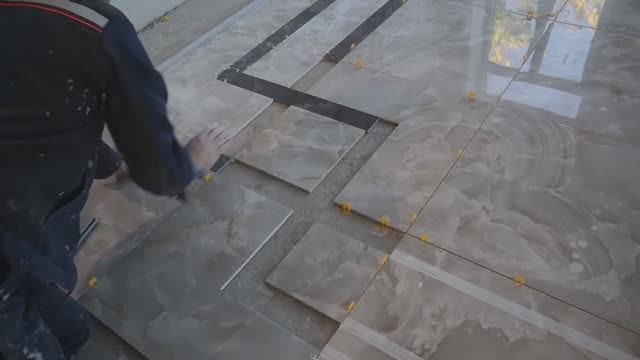 Подготовка и укладка ковра из керамогранита, весь процес.