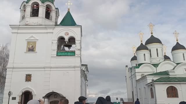 Колокольный звон в Муроме:Троицкий монастырь с мощами Петра и Февроньи.
