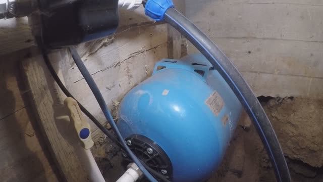 Как правильно накачать гидробак ( гидро аккумулятор) не снимая из системы водоснабжения.