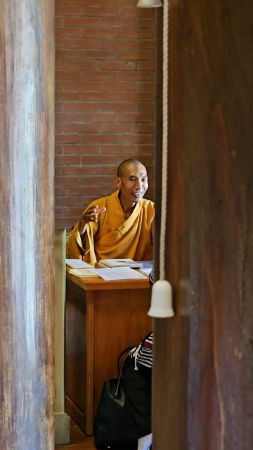 Вьетнамская пагода Hộ Quốc Temple. Полное погружение за одну минуту. Это великолепно...