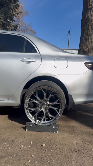 Toyota Corolla на примерке дисков в 18-ом диаметре