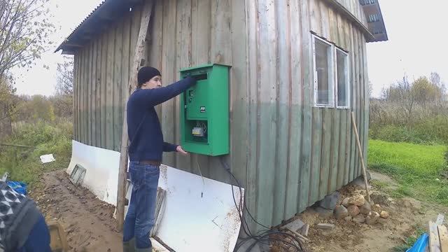 Электричество на  даче__размещение электросчётчика на стройплощадке и доме.