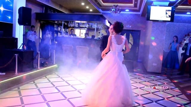 Очень красивый первый танец молодых на свадьбе