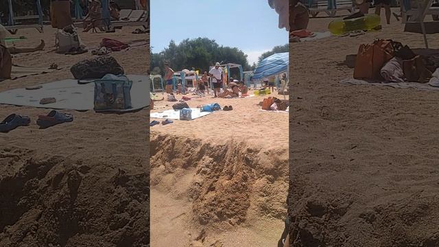 Идём с пацанами по песчанному пляжу Азовского моря в станице Голубицкая