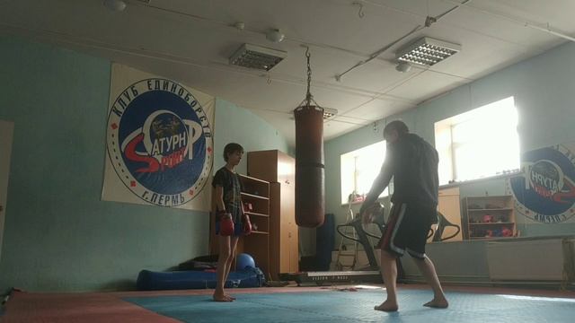 Бокс- бросок руки от пружины ног