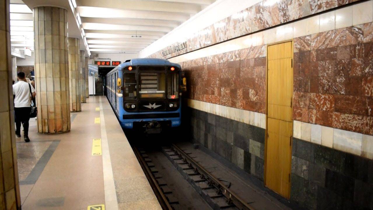 Метропоезд 81-717-0030. Отправление.