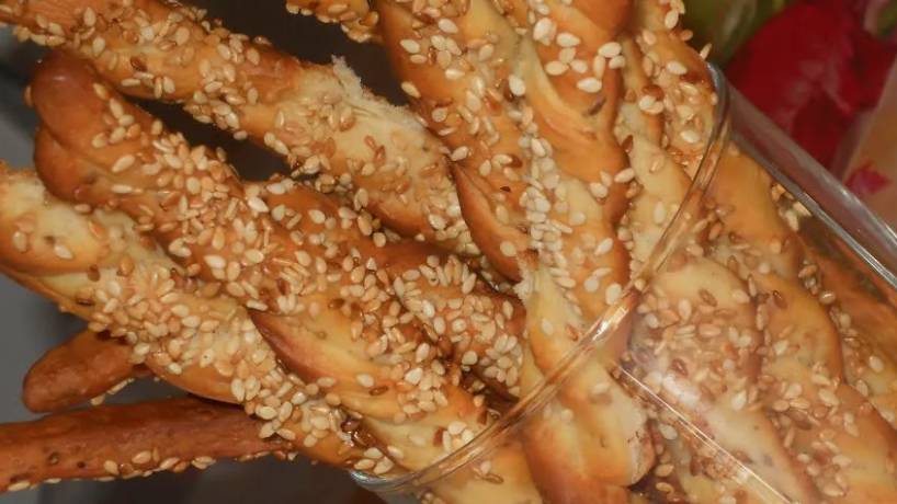 Спирали из горохового теста с кунжутом.