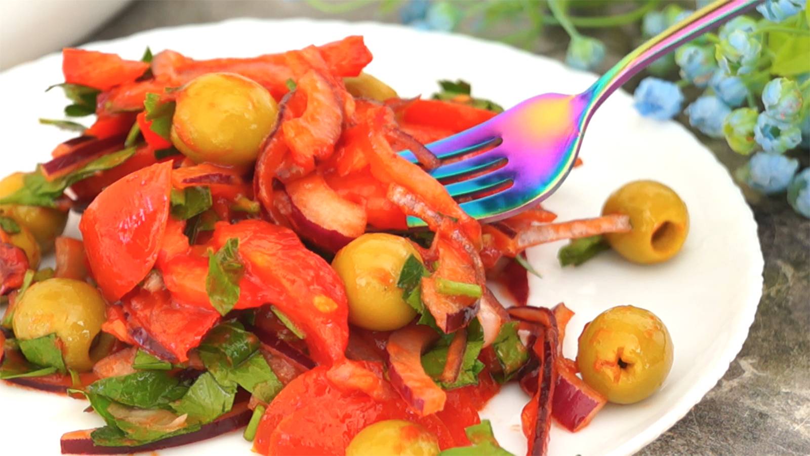 Он был съеден за 2 минуты. Весь секрет в заправке салата. И готовится быстро, просто