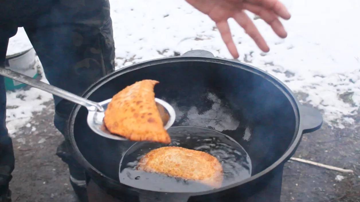 Чебуреки домашние РЕЦЕПТ КАК В ЧЕБУРЕЧНОЙ! Хрустящее и нежное тесто для чебуреков.