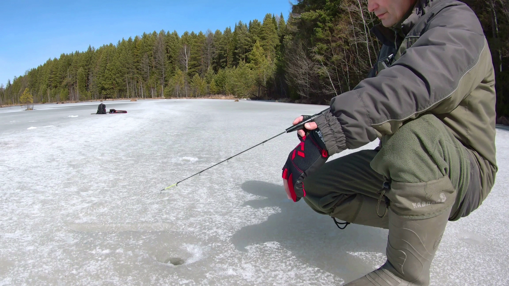 Рыбалка на пруду, лёд пока ещё есть и рыба тоже 😁