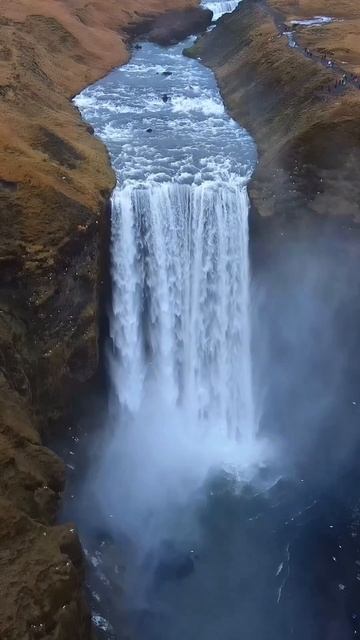 Огромный водопад в ущелье