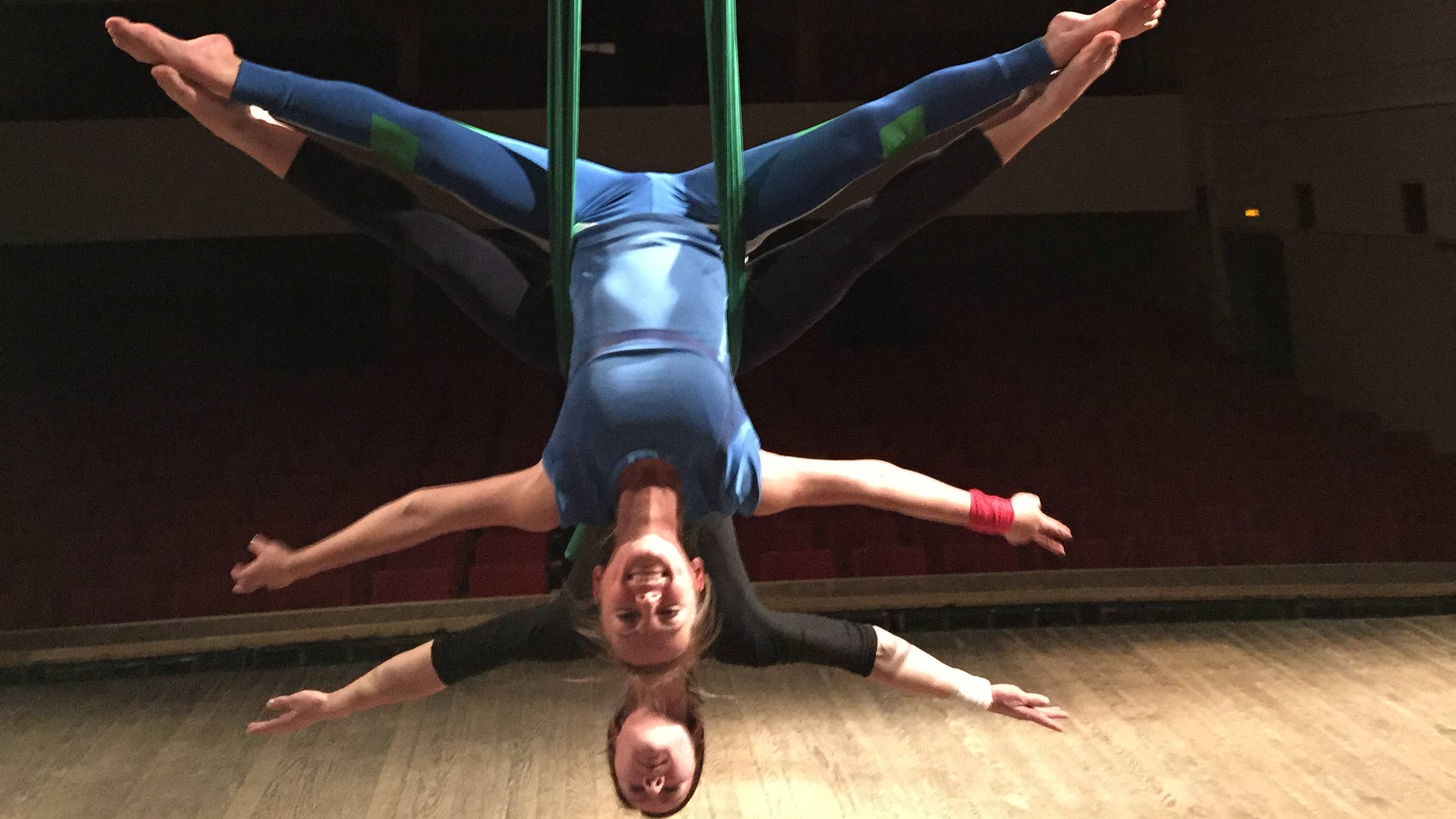 Репетиции в паре (воздушные дуэты на полотнах, кольце, трапеции, стропах, петлях и т.д.)