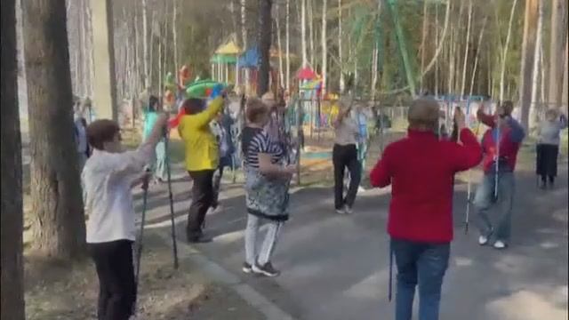 Северную ходьбу провели в парке "ХАРИНКА" волонтёры-медики Ирина Рожнова и Анна Жамина 19.04.25 г.