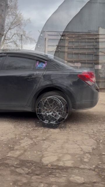 Chevrolet Cruze на примерке дисков в 17-ом диаметре